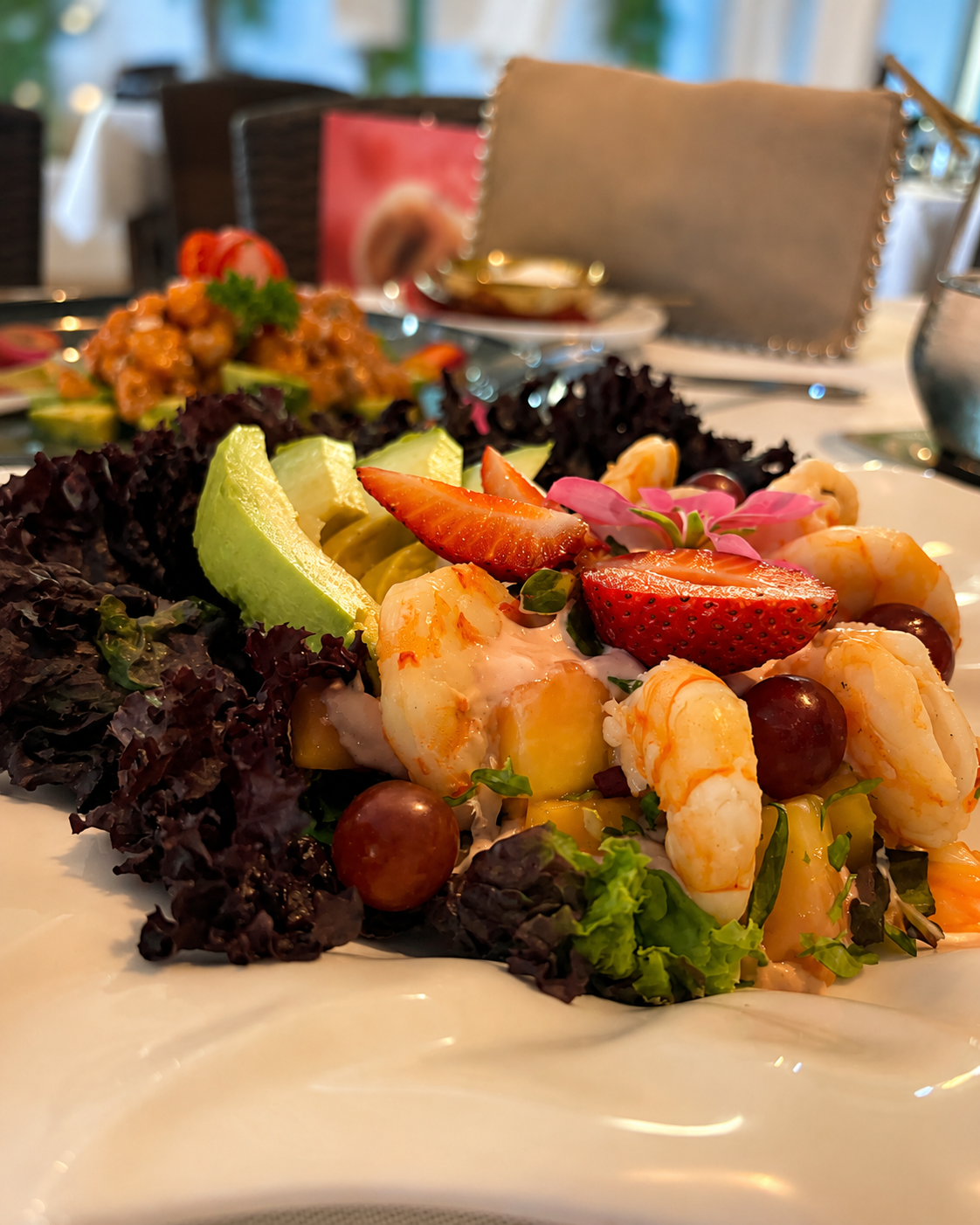 Ensalada de gambas con aguacate y fresas